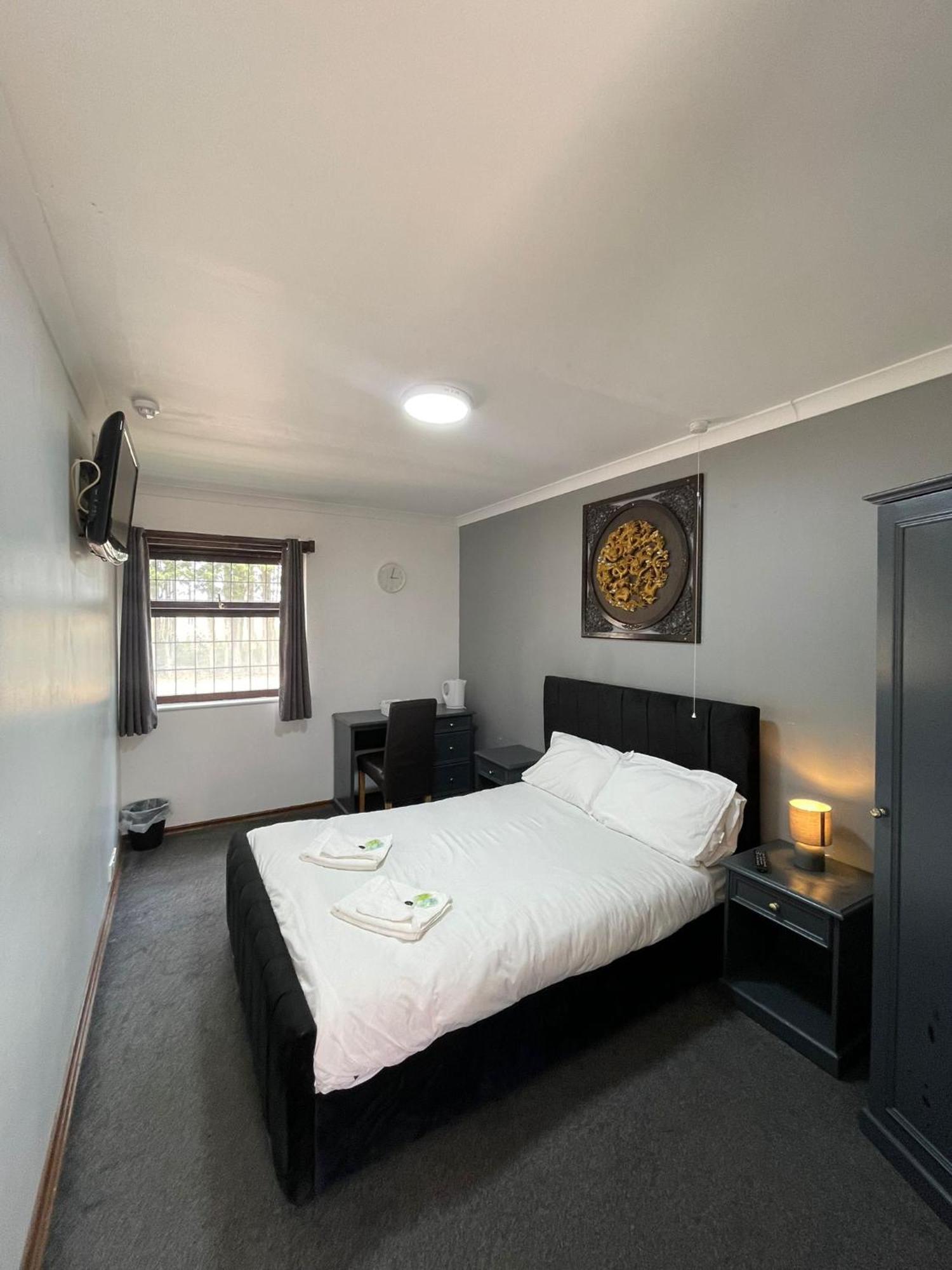 Oyo Express, Cambridge Hotel
